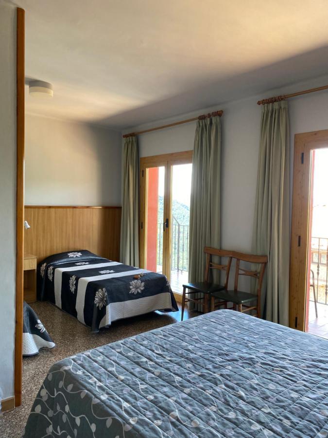 Hostal Alt Llobregat Castellar De N'Hug Bagian luar foto