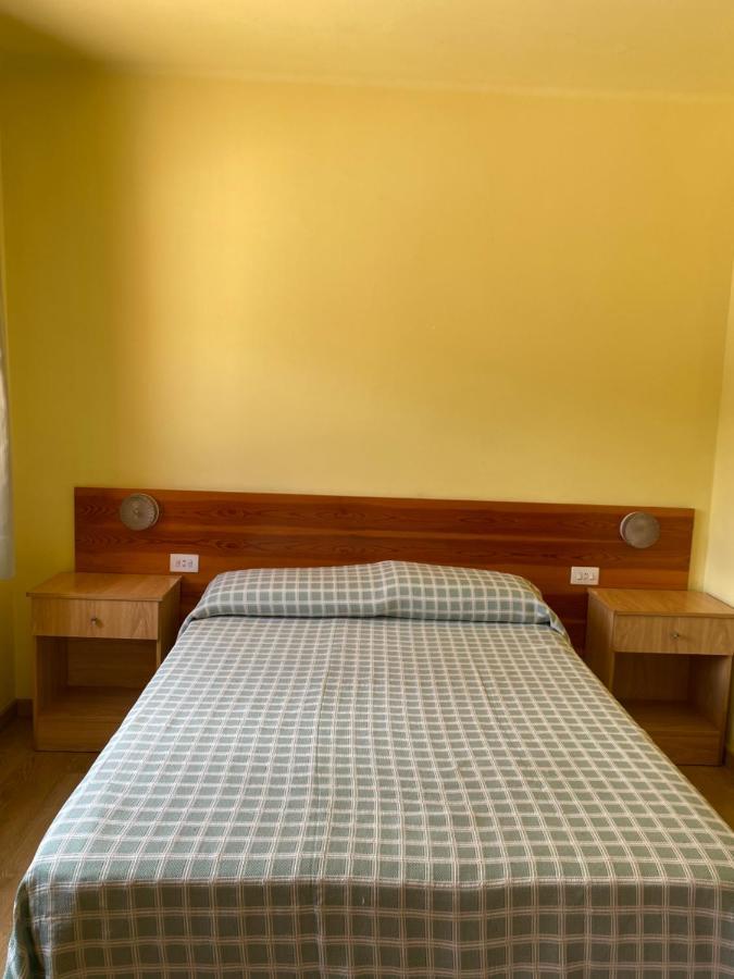 Hostal Alt Llobregat Castellar De N'Hug Bagian luar foto